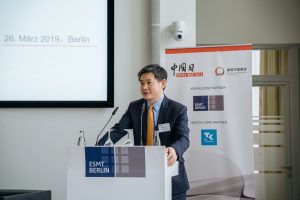 Der scheidende CHKD-Präsident RAO Yuyong begrüßte die CHKD-Mitglieder und führte durch die Versammlung